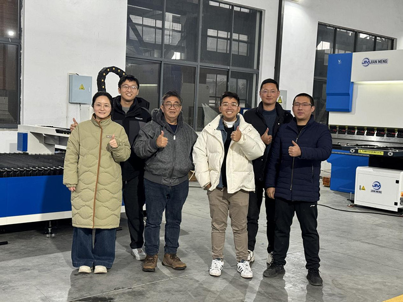 Индонезийский клиент посещает наш завод для приема оборудования и экскурсии по сайту конечного пользователя