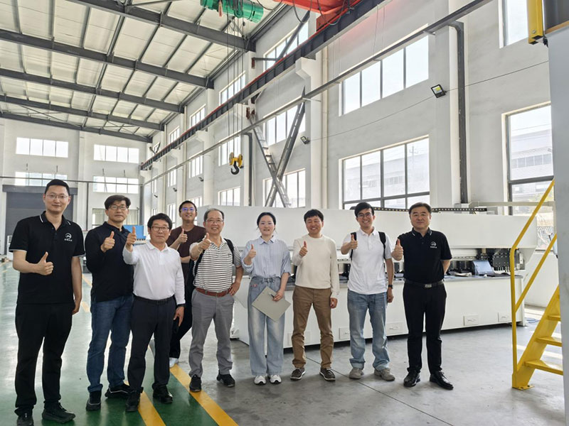 Расширение новых рынков · Укрепление долгосрочных партнерств - корейский партнер посещает наш завод и углубляет сотрудничество